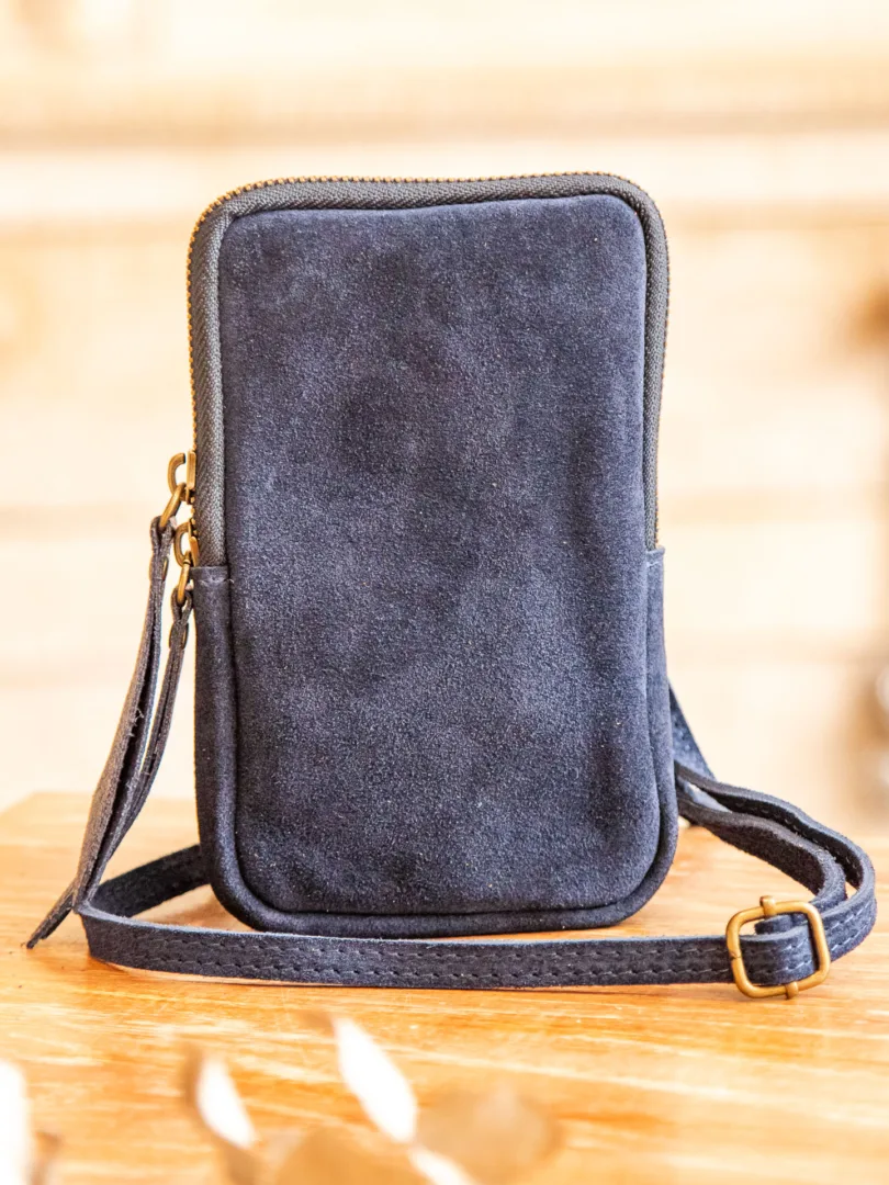 Image illustrative de l'article "Pochette tel bleu marine KOALA"