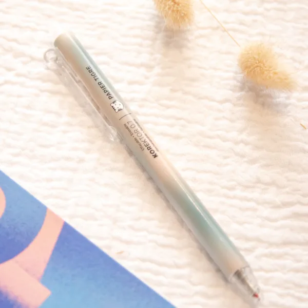 Image illustrative de l'article "Stylo korektor Nude Zinc"