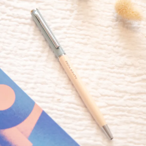 Image illustrative de l'article "Stylo bille bleu/rose"