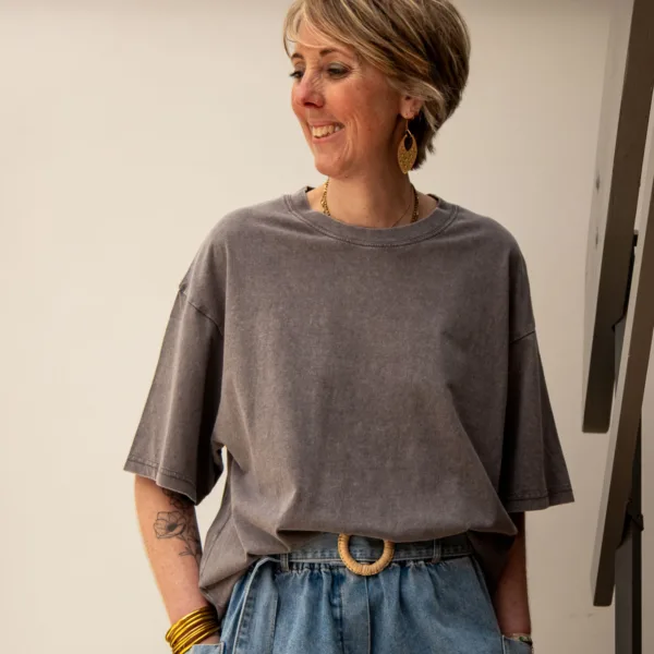 Image illustrative de l'article "T-shirt gris oversize ALLY"