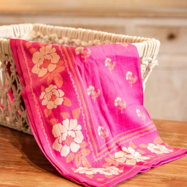 Image illustrative de l'article "Foulard NUR CAMELIA"