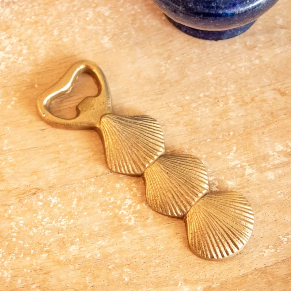 Image illustrative de l'article "Décapsuleur doré coquillage"