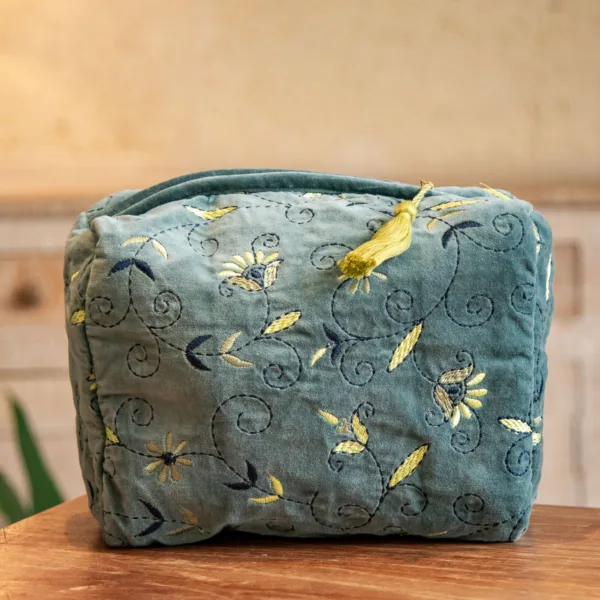 Image illustrative de l'article "Trousse velours bleu M"