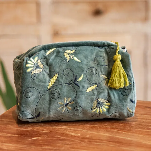 Image illustrative de l'article "Trousse velours bleu S"