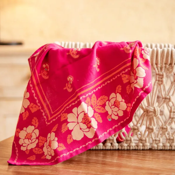 Image illustrative de l'article "Foulard petit NUR CAMELIA"