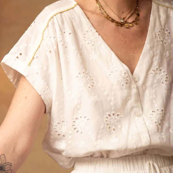 Image illustrative de l'article "Blouse blanche FLAVIE"