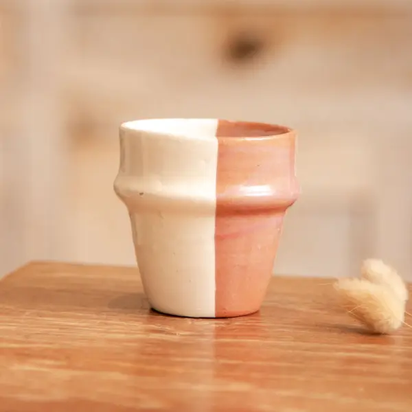 Image illustrative de l'article "Tasse blanc/terre"