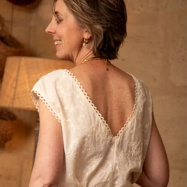 Image illustrative de l'article "Top brodé écru WENDY"