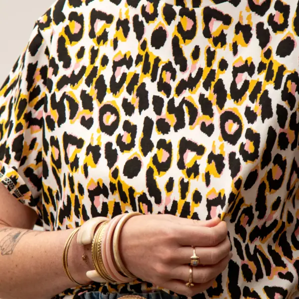 Image illustrative de l'article "T-shirt léo rose TAMILA"