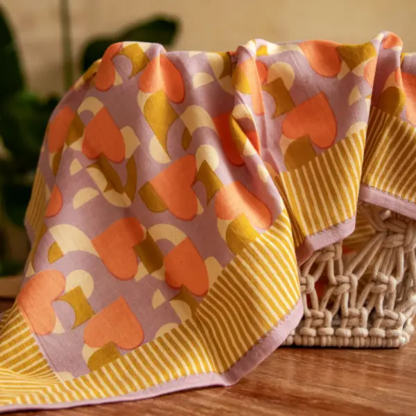 Image illustrative de l'article "petit foulard LOVE MON COEUR mauve"