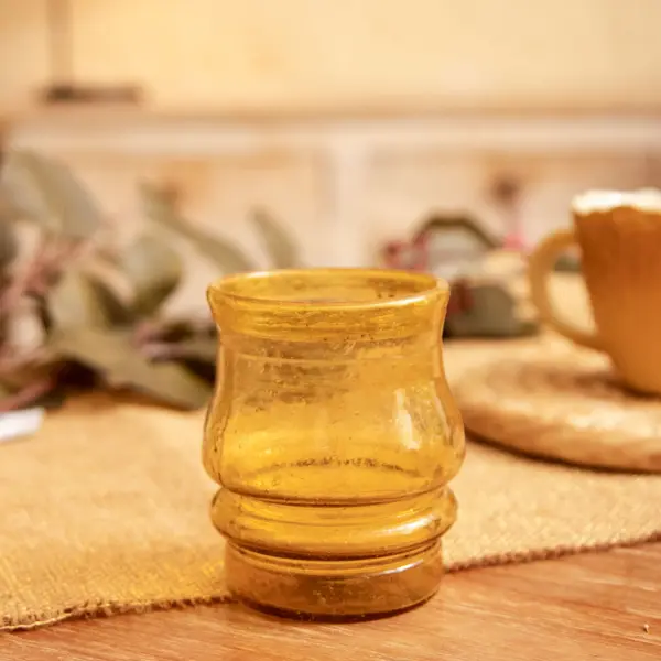 Image illustrative de l'article "Vase verre recyclé jaune h7"