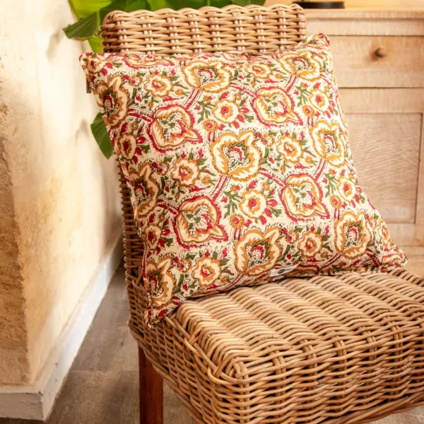 Image illustrative de l'article "Housse coussin beige, rouge, vert"