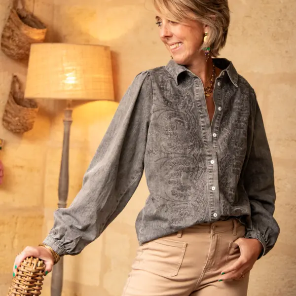 Image illustrative de l'article "Chemise jean grise brodée ALEXANDRA"