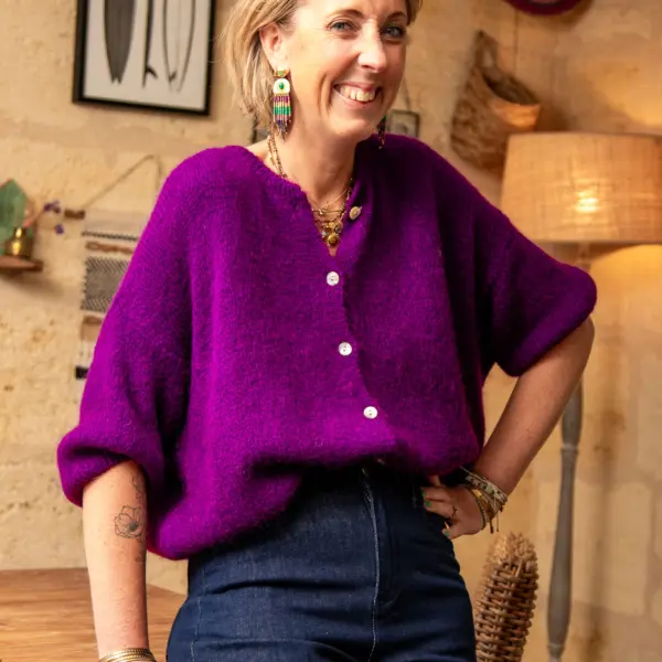 Image illustrative de l'article "Gilet violet LAMYA"